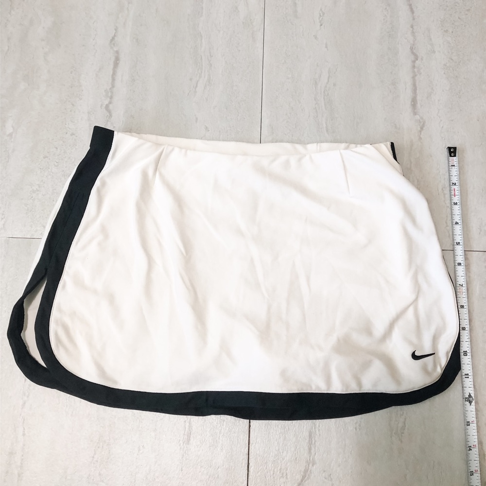 Mike tennis skort I’m white with black trim, Med